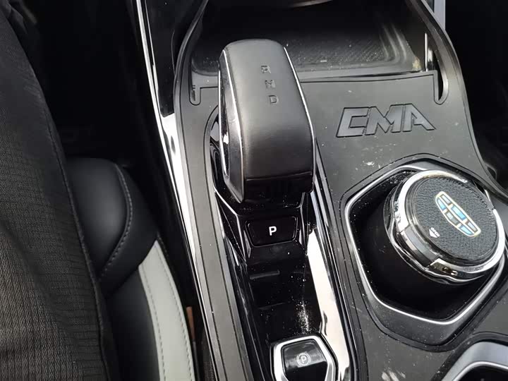 Фото 6 - Geely Atlas L