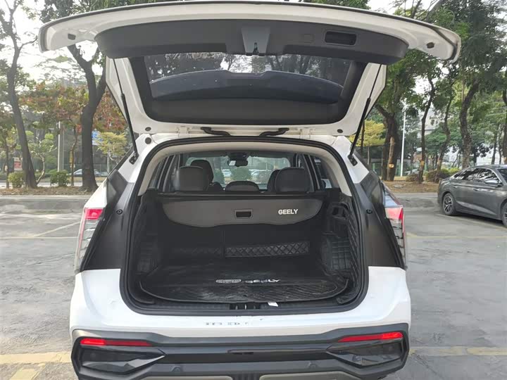 Фото 9 - Geely Atlas L
