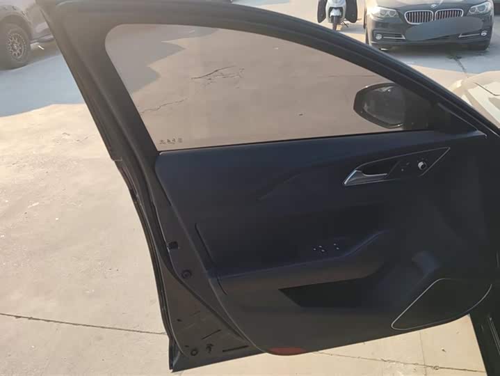 Фото 7 - Hongqi H5