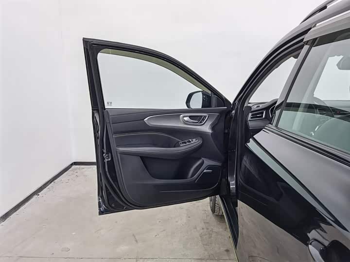 Фото 8 - Roewe RX5 Hybrid