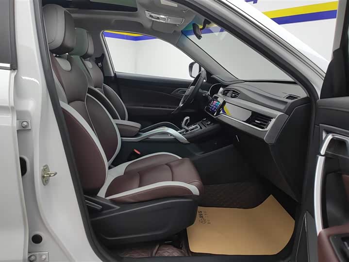 Фото 8 - Geely Atlas