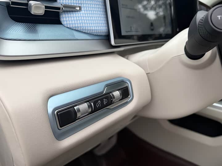 Фото 9 - Geely Icon