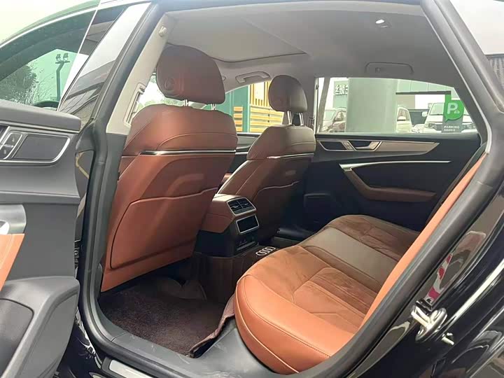 Фото 2 - Audi A7L