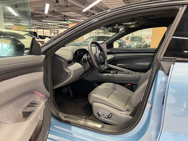 Фото 8 - Zeekr 001