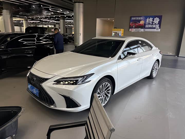 Фото 1 - Lexus ES