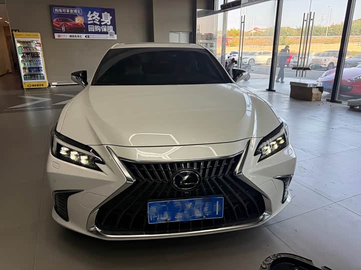 Фото 2 - Lexus ES