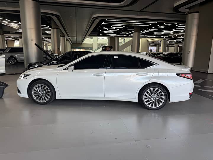 Фото 3 - Lexus ES