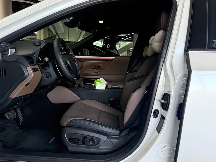 Фото 9 - Lexus ES