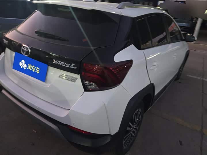 Фото 3 - Toyota Yaris L Hatchback