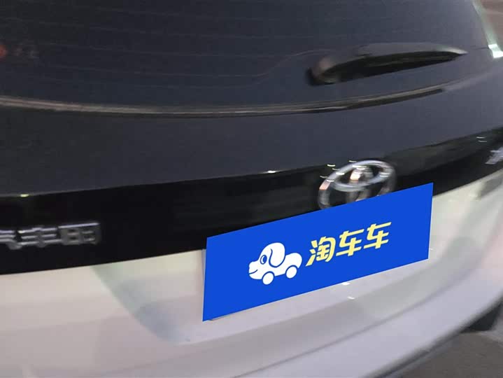 Фото 4 - Toyota Yaris L Hatchback