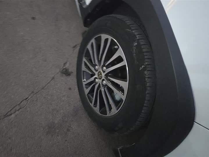 Фото 6 - Toyota Yaris L Hatchback