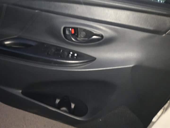 Фото 7 - Toyota Yaris L Hatchback