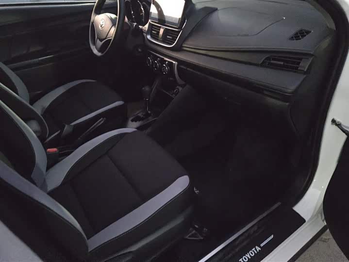 Фото 8 - Toyota Yaris L Hatchback