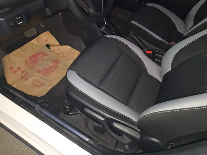 Фото 9 - Toyota Yaris L Hatchback