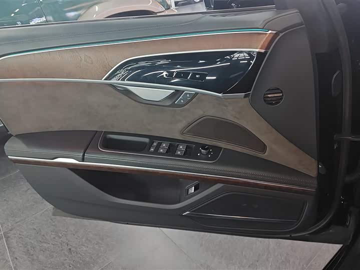 Фото 7 - Audi A8