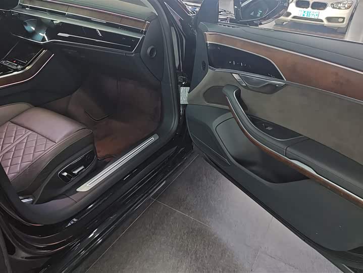 Фото 8 - Audi A8