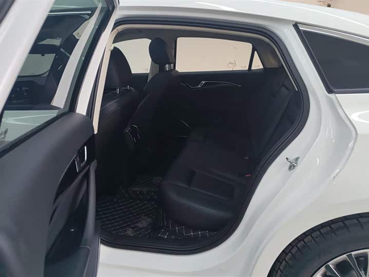 Фото 9 - Bestune B70