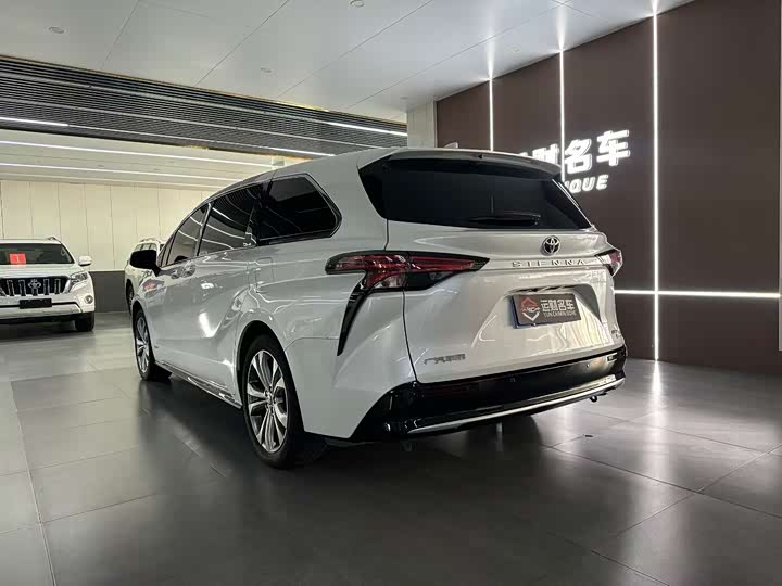 Фото 7 - Toyota Sienna