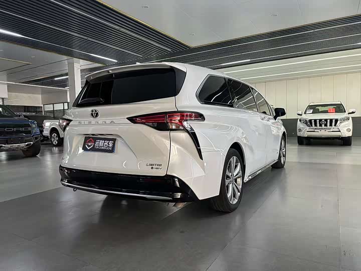 Фото 9 - Toyota Sienna