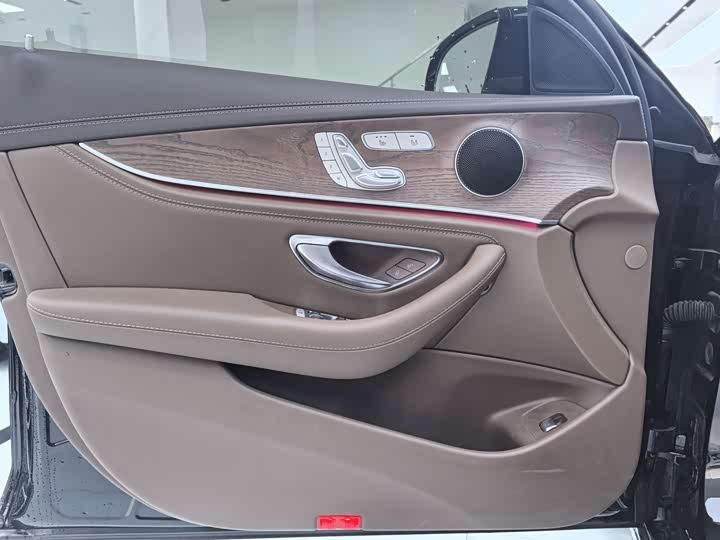 Фото 4 - Mercedes-Benz E-Class