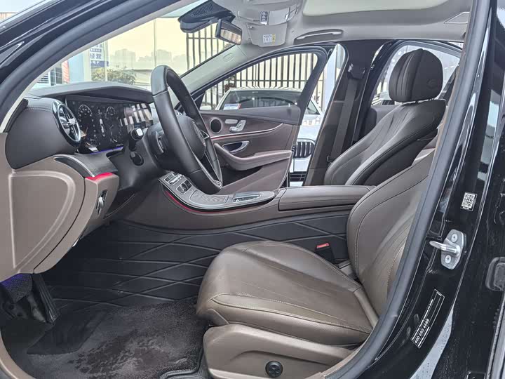 Фото 5 - Mercedes-Benz E-Class