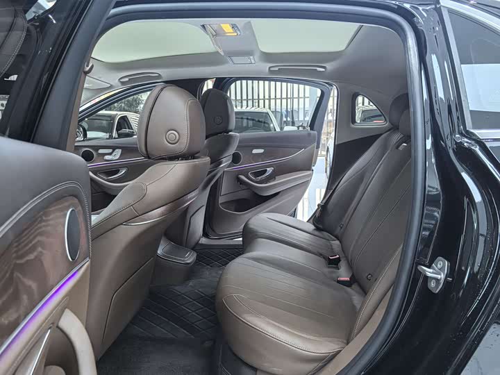 Фото 9 - Mercedes-Benz E-Class