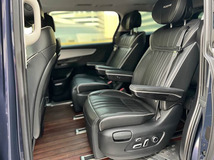 Фото 9 - Roewe iMax 8