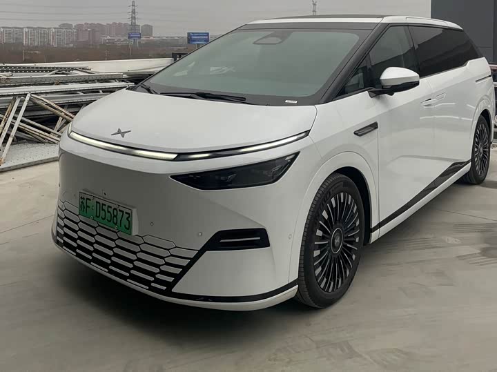 Фото 1 - XPeng X9