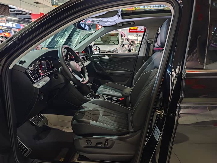 Фото 4 - Volkswagen Tiguan L Pro