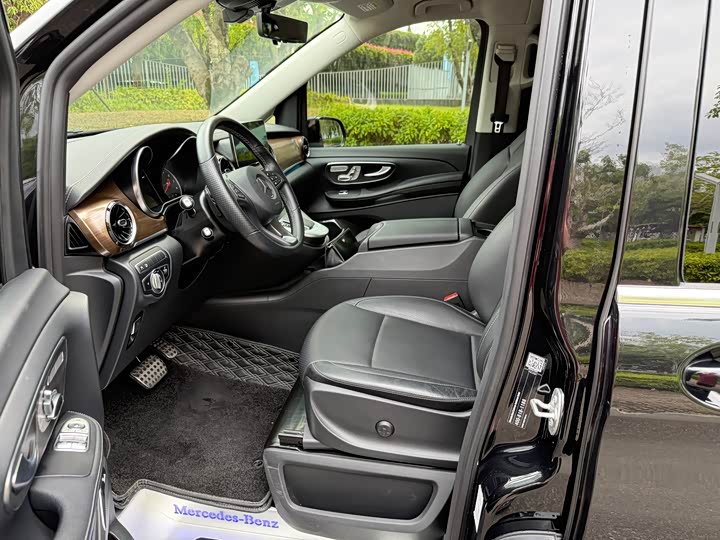 Фото 8 - Mercedes-Benz V-Class