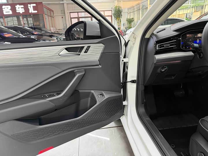 Фото 9 - Volkswagen Sagitar L