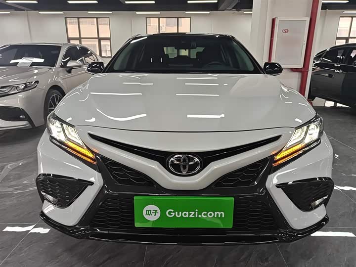 Фото 3 - Toyota Camry