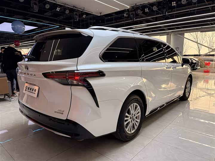 Фото 7 - Toyota Sienna