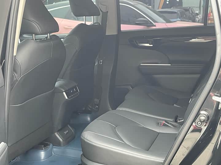 Фото 9 - Toyota Highlander