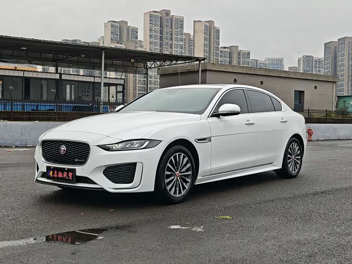 Фото 1 - Jaguar XE L