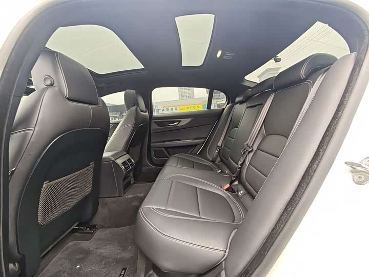 Фото 2 - Jaguar XE L