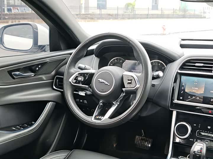 Фото 3 - Jaguar XE L