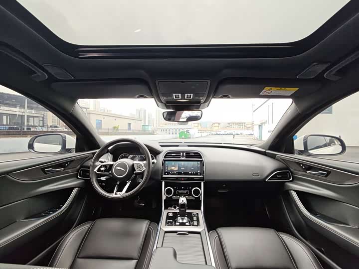 Фото 4 - Jaguar XE L