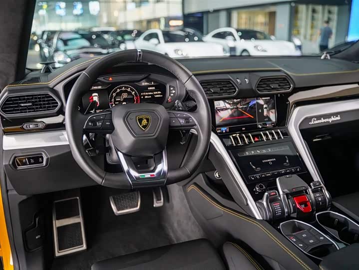 Фото 8 - Lamborghini Urus