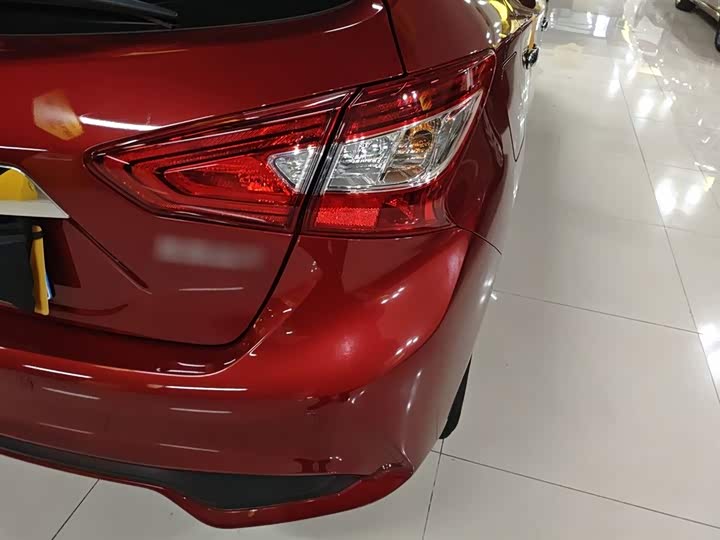 Фото 8 - Nissan Tiida