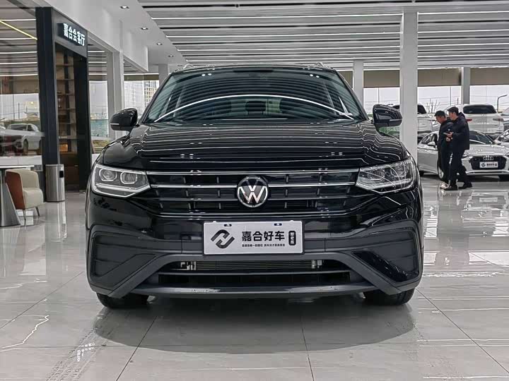 Фото 2 - Volkswagen Tiguan L Pro