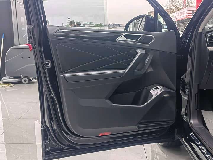 Фото 6 - Volkswagen Tiguan L Pro