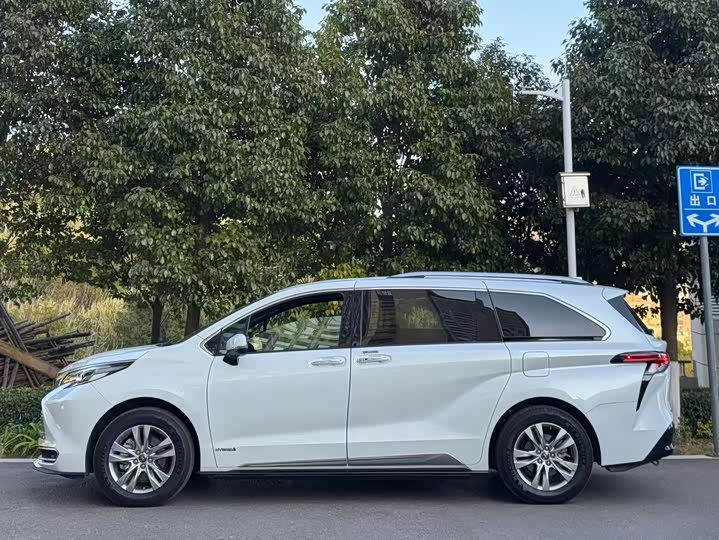 Фото 2 - Toyota Sienna