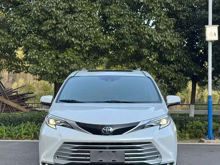 Фото 3 - Toyota Sienna