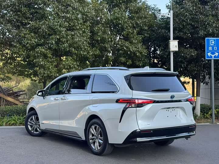 Фото 7 - Toyota Sienna