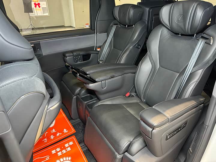 Фото 8 - Lexus LM