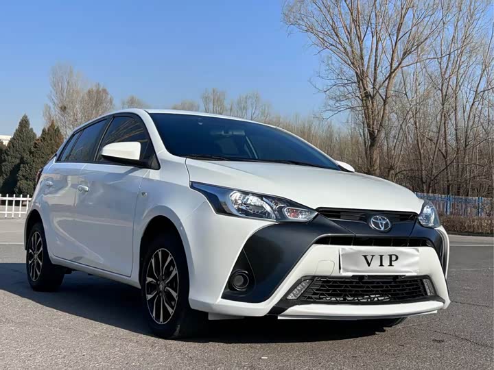 Фото 2 - Toyota Yaris L Hatchback