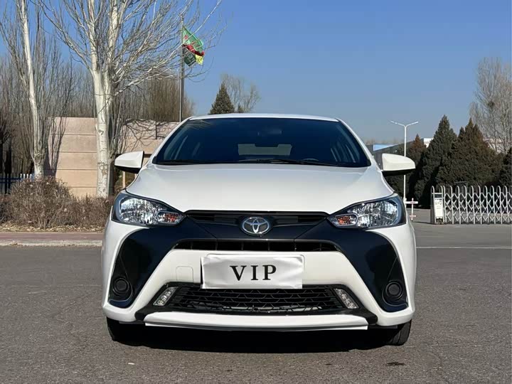 Фото 3 - Toyota Yaris L Hatchback