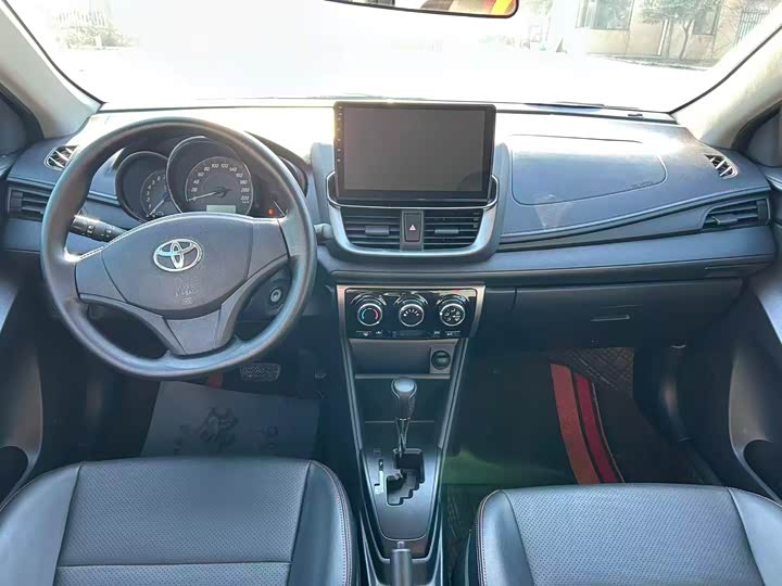 Фото 5 - Toyota Yaris L Hatchback