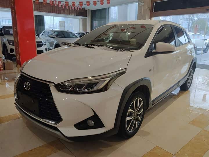 Фото 2 - Toyota Yaris L Hatchback